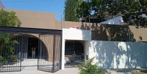 Diseño y construcción de un showroom que combina funcionalidad y estética, ofreciendo un espacio atractivo y moderno para la exhibición de productos.